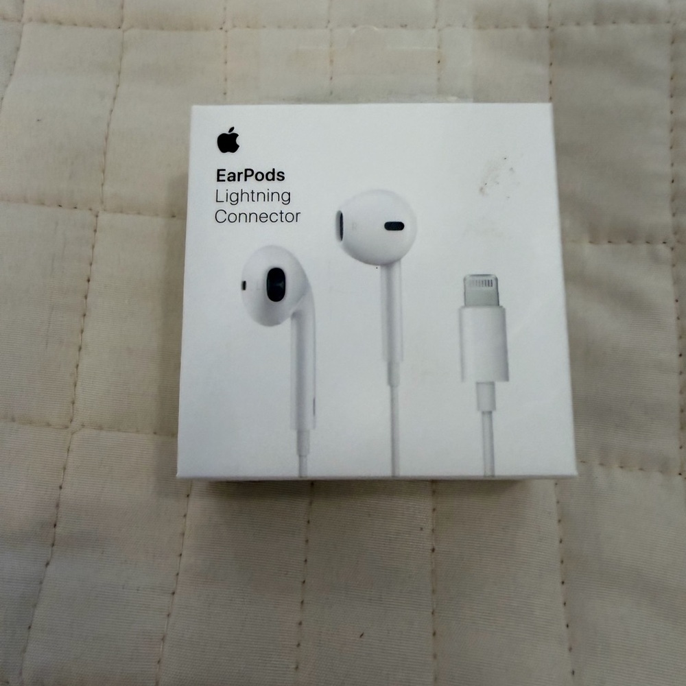 Apple EarPods with Lightning Connector - White Packaging